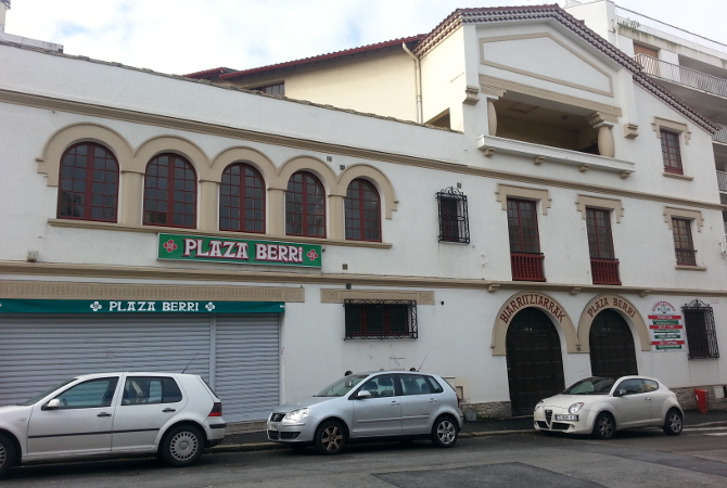 facade-principale-plaza-berri
